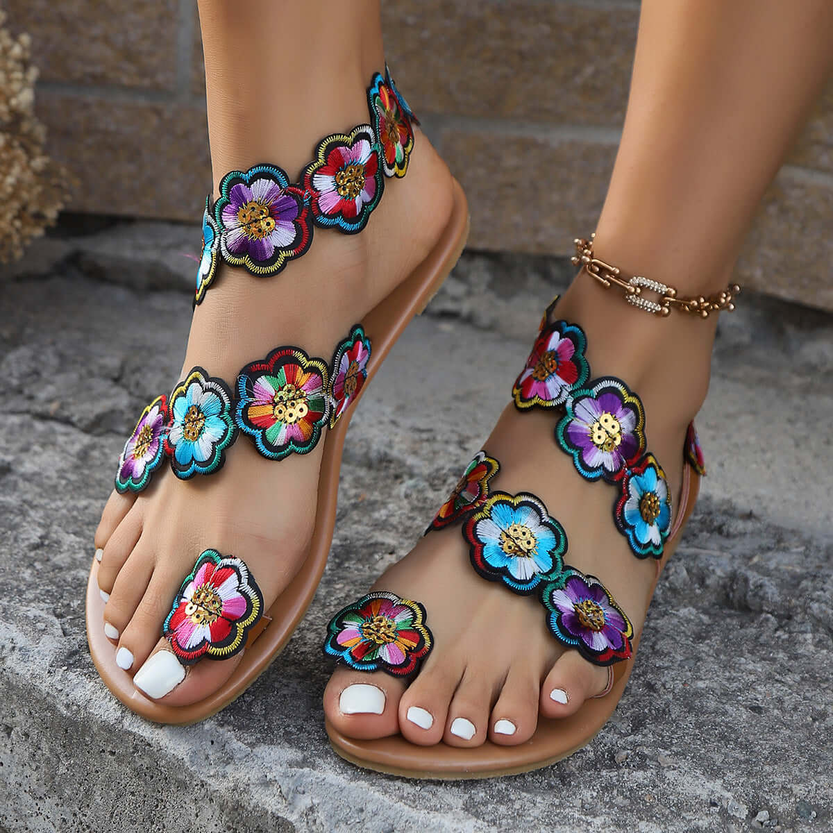 Flache Sandalen im ethnischen Stil mit Blumen